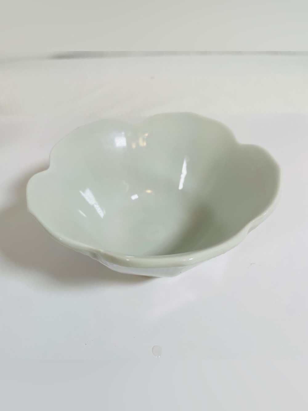 Vintage White Milk Glass Lotus Petal Bowls Scalloped Dessert Set of 5. - Picture 6 of 8